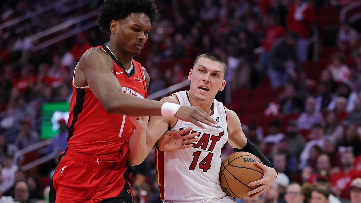 Tyler Horro tussles with Amen Thompson