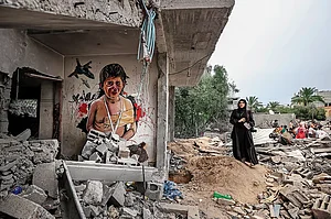 Getty Images : Resistance Art: A ‘Free Gaza’-themed mural titled ‘Invasion Kills Children’ made by Palestinian artists on the walls of demolished houses in Deir al-Balah city in Gaza