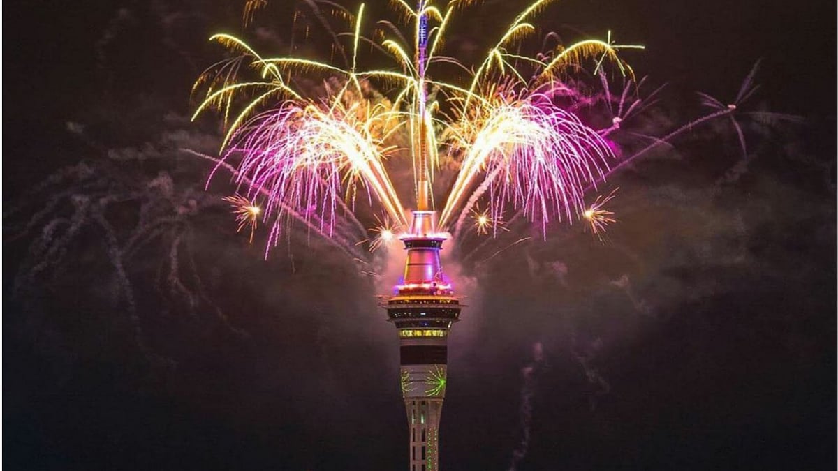 | Photo: X : New Zealand's Sky Tower lit up in colours, fireworks 