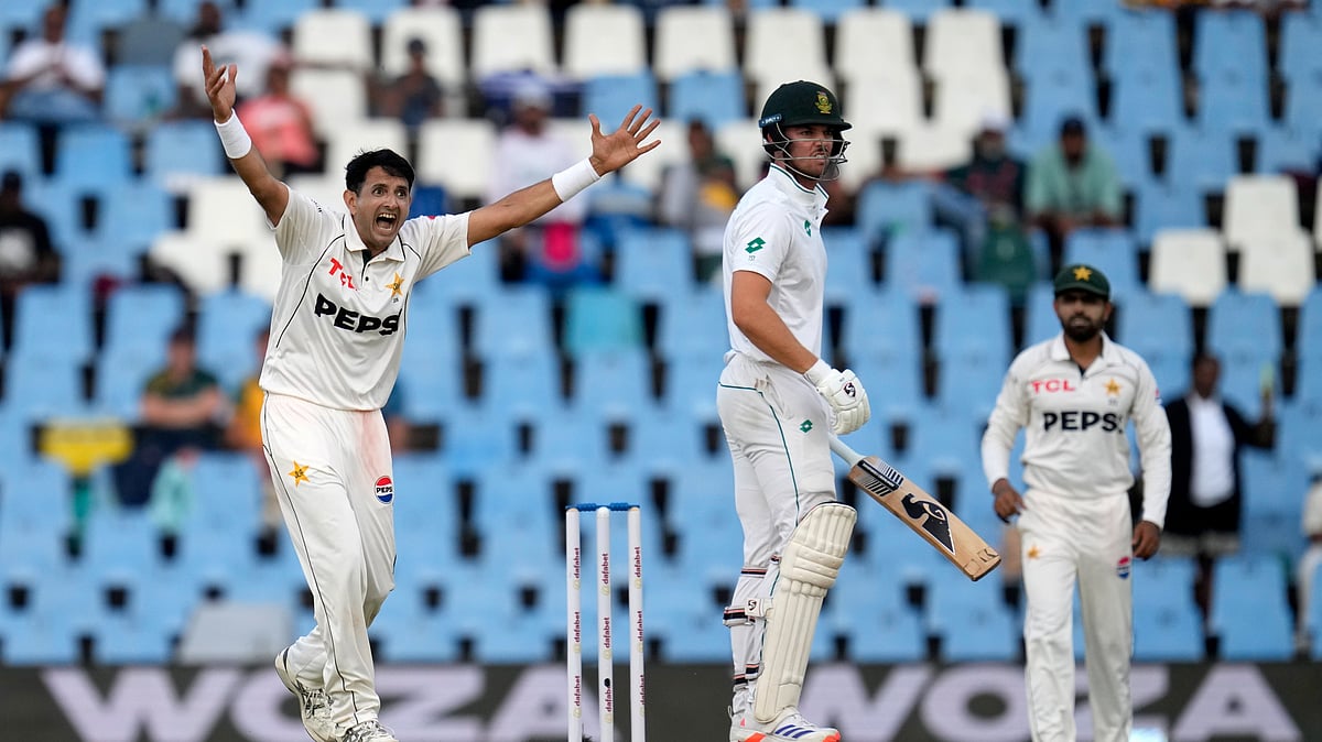 AP Photo/Themba Hadebe : Pakistan's Mohammad Abbas, left, successfully appeals for LBW against South Africa's Tristan Stubbs during day three of the Test cricket match 
