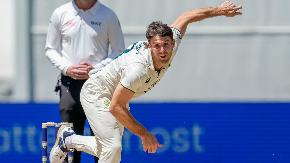  (AP Photo/Asanka Brendon Ratnayake) : Australia's Mitchell Marsh bowls a delivery during play on the last day of the fourth cricket test between Australia and India at the Melbourne Cricket Ground.