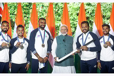 PM Modi with bronze medallist men's hockey team