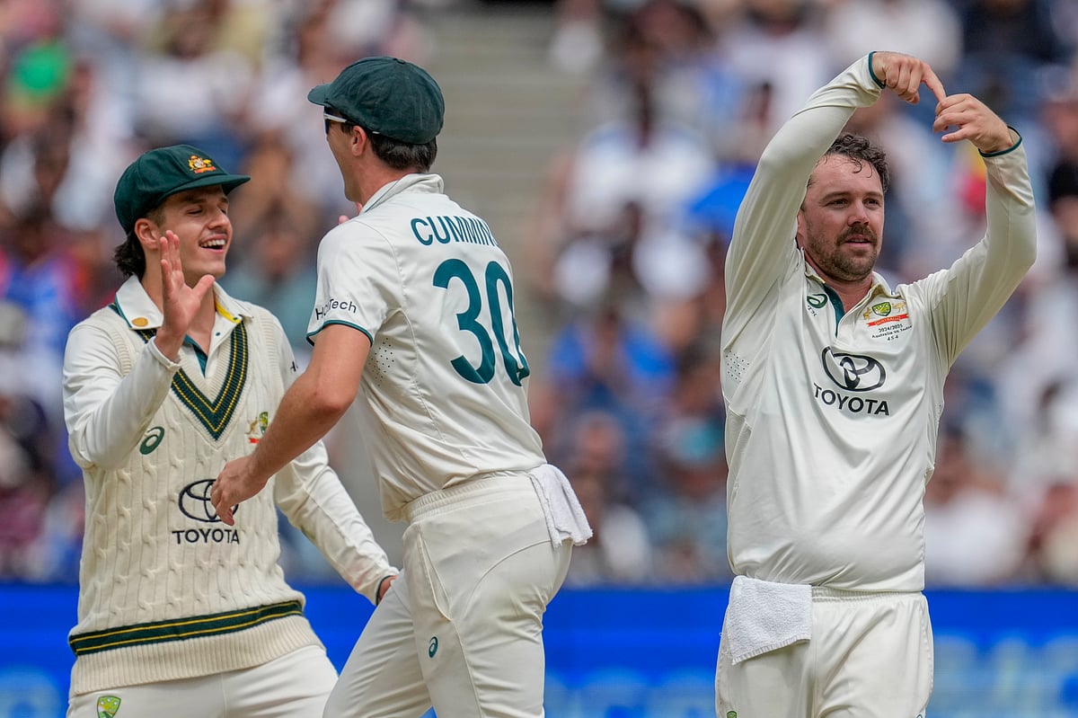 (AP Photo/Asanka Brendon Ratnayake) : Australia's captain Pat Cummins, center, Travis Head, left, and Sam Konstas celebrates the wicket of India's Rishabh Pant during play on the last day of the fourth cricket test between Australia and India at the Melbourne Cricket Ground, Melbourne, Australia, Monday, Dec. 30, 2024. 