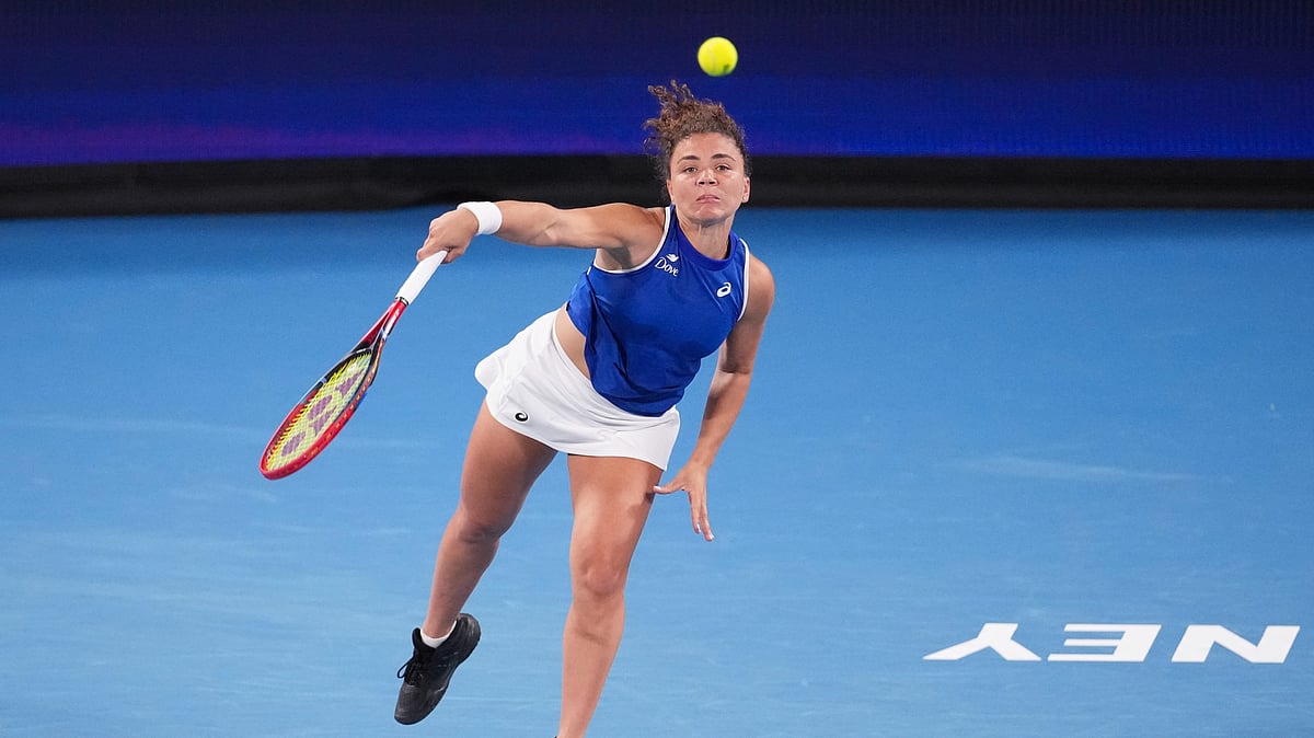 AP Photo/Mark Baker : Italy's Jasmine Paolini serves to Switzerland's Belinda Bencic during their match at the United Cup tennis tournament in Sydney.