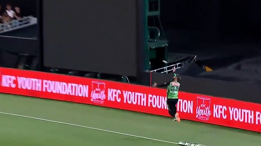 Photo: X | Melbourne Stars : Melbourne Stars fielder Glenn Maxwell took a blinder in the BBL 2024-25.