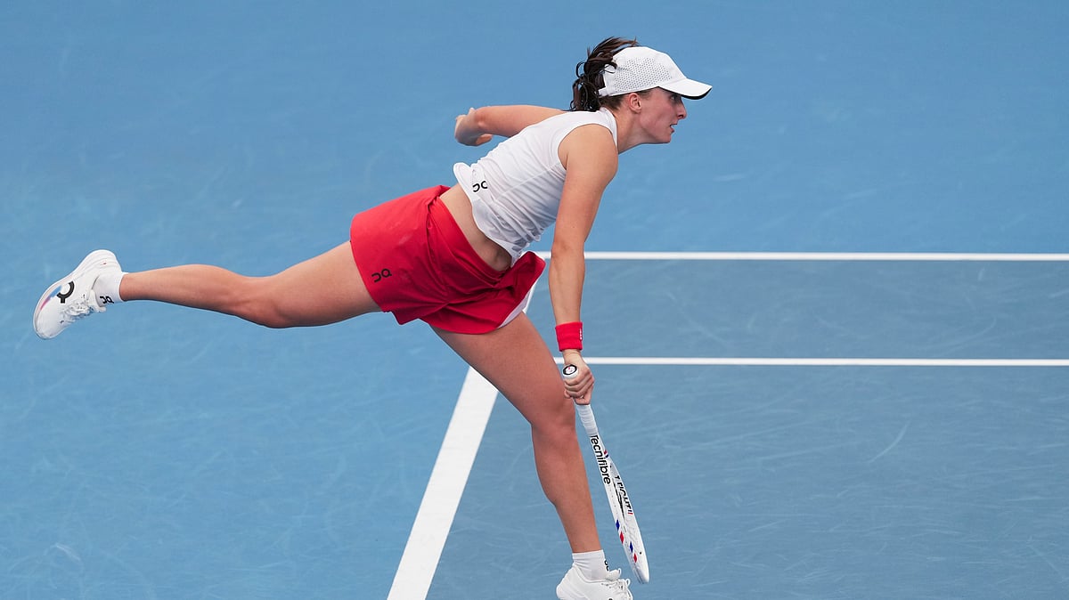 AP Photo/Mark Baker : Poland's Iga Swiatek serves to Czech Republic's Karolina Muchova during their match at the United Cup tennis tournament in Sydney.