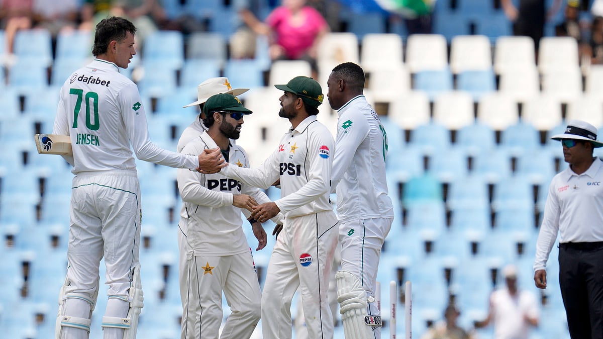 AP Photo/Themba Hadebe : South Africa's Marco Jansen, left, shakes hand with Pakistan's Babar Azam, centre, following day four of the Test cricket match between South Africa and Pakistan, at the Centurion Park in Centurion.