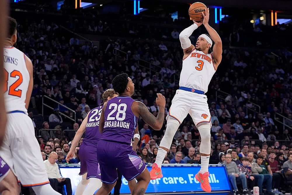 | Photo: AP/Frank Franklin II : NBA 2024-25: Knicks' Josh Hart (3) shoots over Jazz's Brice Sensabaugh (28) and Lauri Markkanen