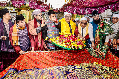 Kiren Rijiju offers chadar at Nizamuddin Dargah on behalf of PM