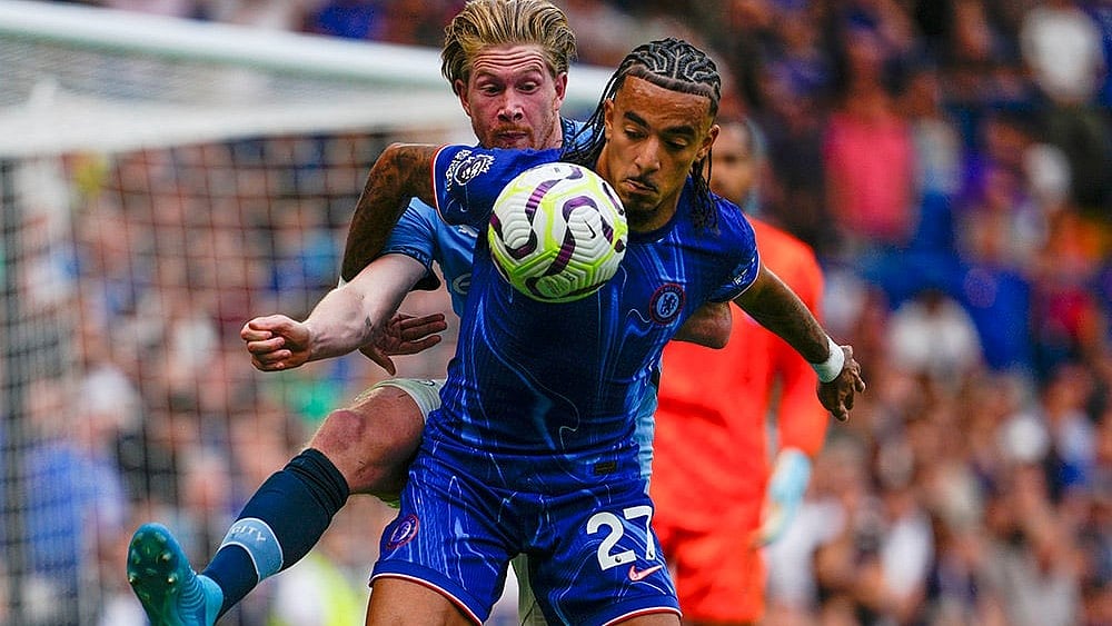 | Photo: AP/Dave Shopland : EPL 2024-25, Chelsea Vs Manchester City: Kevin De Bruyne, left, challenges for the ball with Malo Gusto