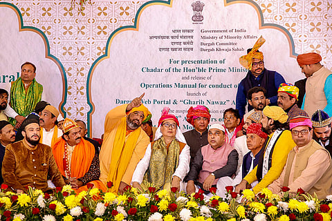 Kiren Rijiju offers chadar at Ajmer Sharif Dargah on behalf of PM
