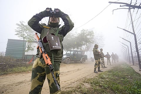 Weather: BSF at Ind-Pak border amid fog