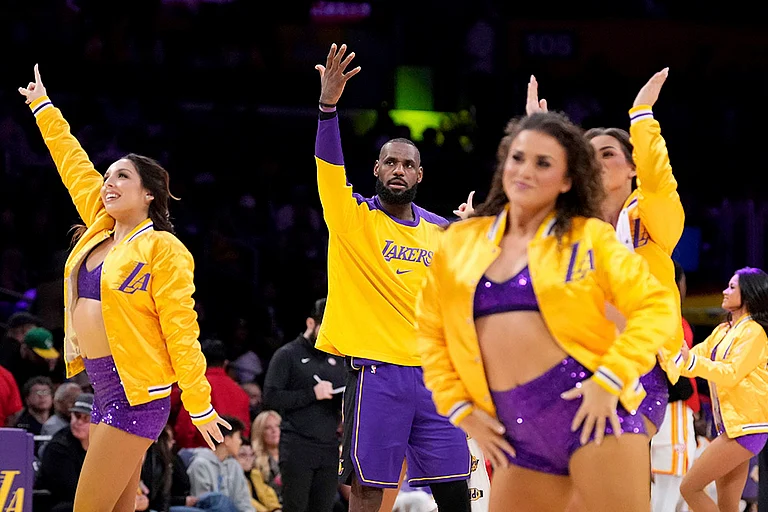 NBA 2024-25: Los Angeles Lakers forward LeBron James argues with a referee - | Photo: AP/Mark J. Terrill