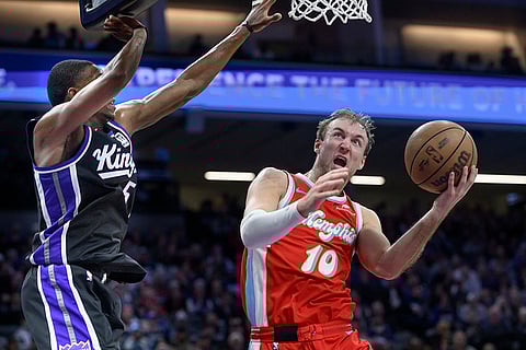 NBA 2024-25: Grizzlies guard Luke Kennard (10) shoots over Kings guard De'Aaron Fox