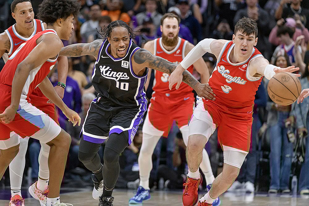 | Photo: AP/Randall Benton : NBA 2024-25: Grizzlies forward Jake LaRavia (3) steals the ball from Kings forward DeMar DeRozan