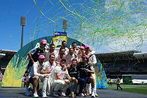 | Photo: AP/Mark Baker : IND Vs AUS 5th Test Day 3: The Australian team pose with the Border Gavaskar Trophy