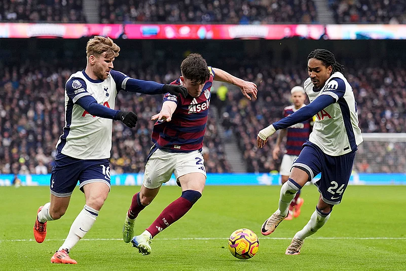 English Premier League soccer match Tottenham and Newcastle photos: Tino Livramento