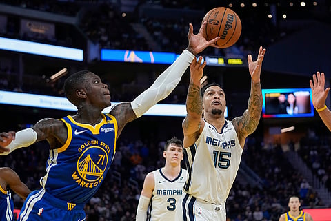 NBA 2024-25: Warriors guard Dennis Schröder, left, and Grizzlies forward Brandon Clarke (15) compete for possession of the ball
