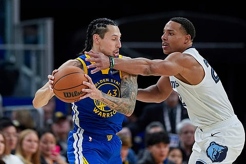 NBA 2024-25: Warriors guard Lindy Waters III, left, looks for an open teammate