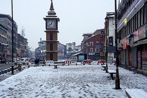 Weather: Snowfall in Srinagar