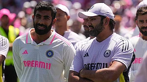 | Photo: AP/Mark Baker : IND Vs AUS 5th Test Day 3: India's Jasprit Bumrah talks with captain Rohit Sharma.