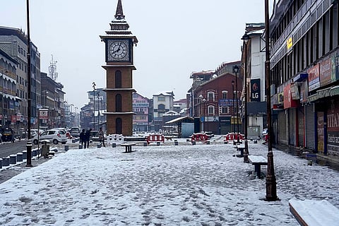 Weather: Snowfall in Srinagar
