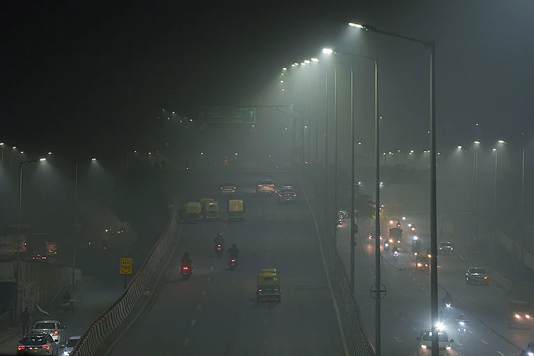 Weather: Winter fog in Delhi - | Photo: PTI/Manvender Vashist Lav