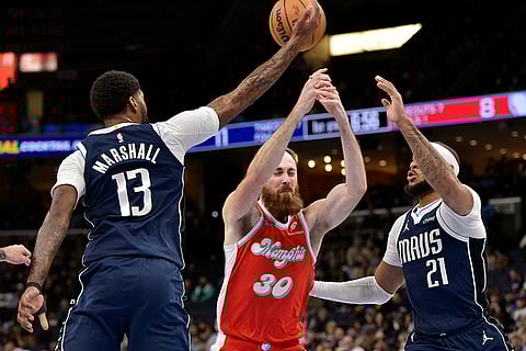 NBA 2024-25: Grizzlies center Jay Huff (30) loses control of the ball