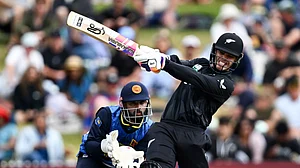 Andrew Cornaga/AP : New Zealand's Mark Chapman, right, bats in front of Sri Lanka's Kusal Mendis during their one day international cricket match in Hamilton, New Zealand