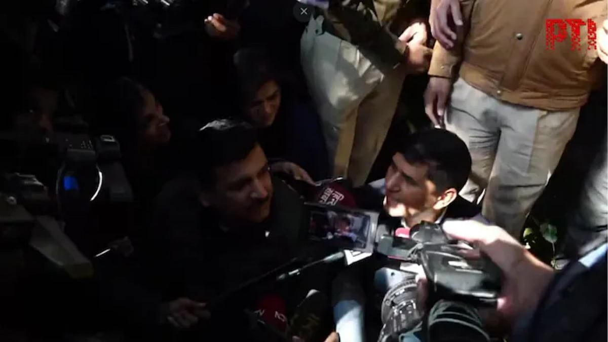 | photo: PTI : AAP Leaders Clash With Police After Entry Into CM Residence Denied