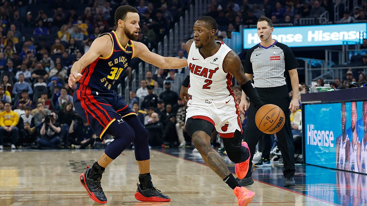 Stephen Curry battles for the ball