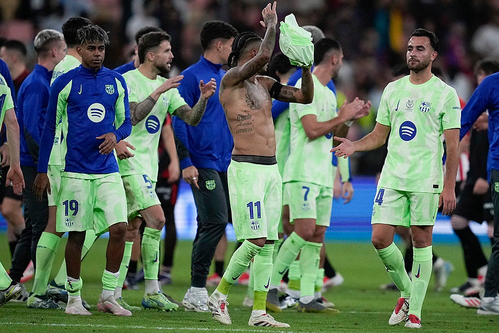 | Photo: AP/Altaf Qadri : Spanish Super Semi-Final: Barcelona players celebrate after the semifinal match 