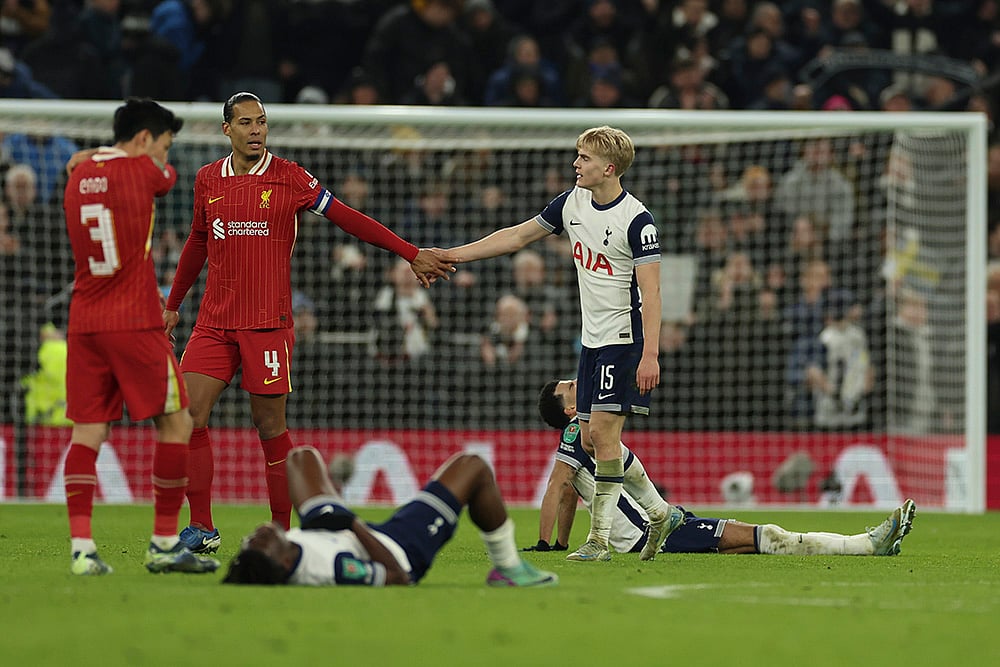 | Photo: AP/Ian Walton : EFL Cup Semi-Final: Tottenham's Lucas Bergvall shakes hands with Liverpool's Virgil van Dijk