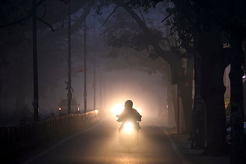 Fog in New Delhi causes low visibility