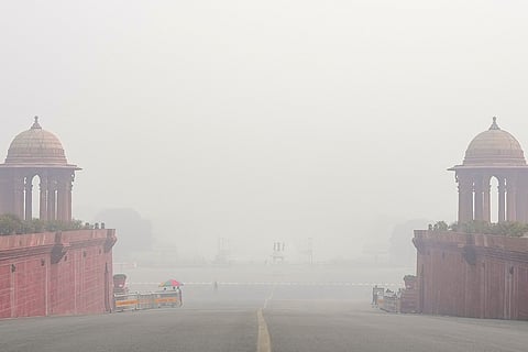 Vijay Chowk engulfed in  fog