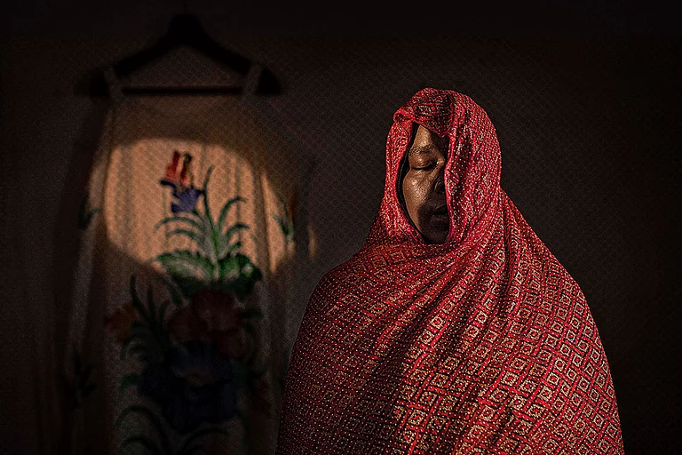 Dreaming of Home: Khwater, 35, from the northern part of Sudan, sought refuge in Egypt with her sister. After her sister passed away from cancer, “the world stopped” for her - | Photo: Fatma Fahmy