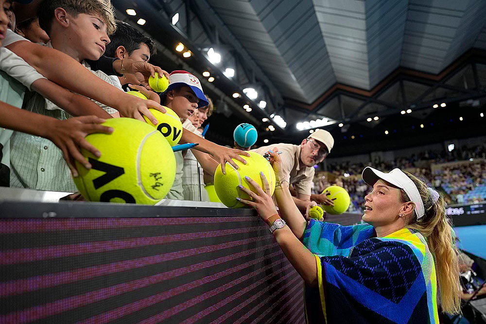 | Photo: AP/Asanka Brendon Ratnayake : Australian Open 2025: Donna Vekic signs autographs after defeating Diane Parry