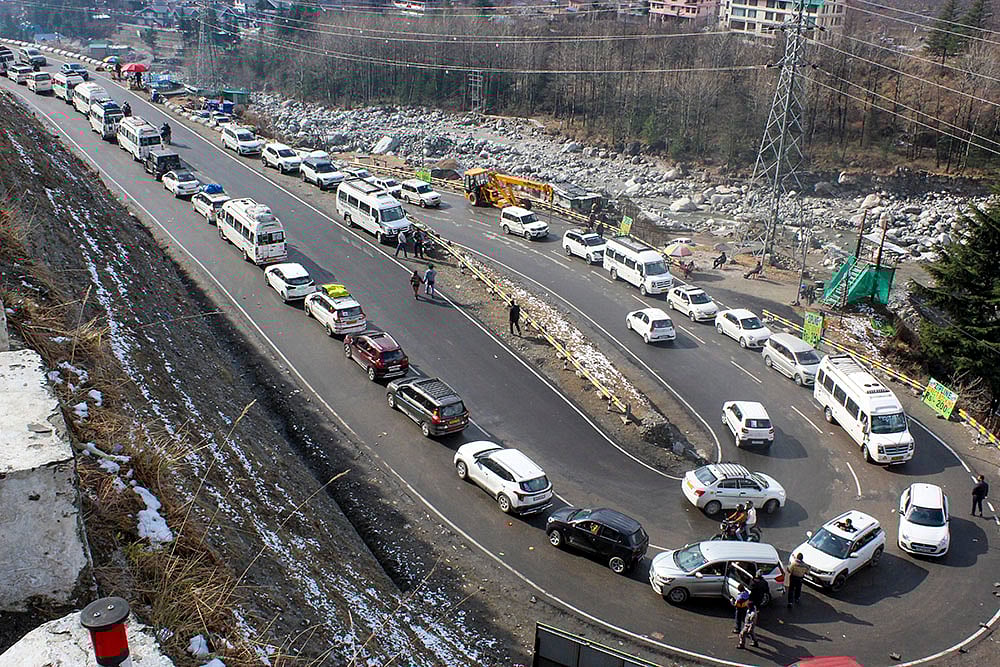 | Photo: PTI : Weather: Fresh snowfall in Manali