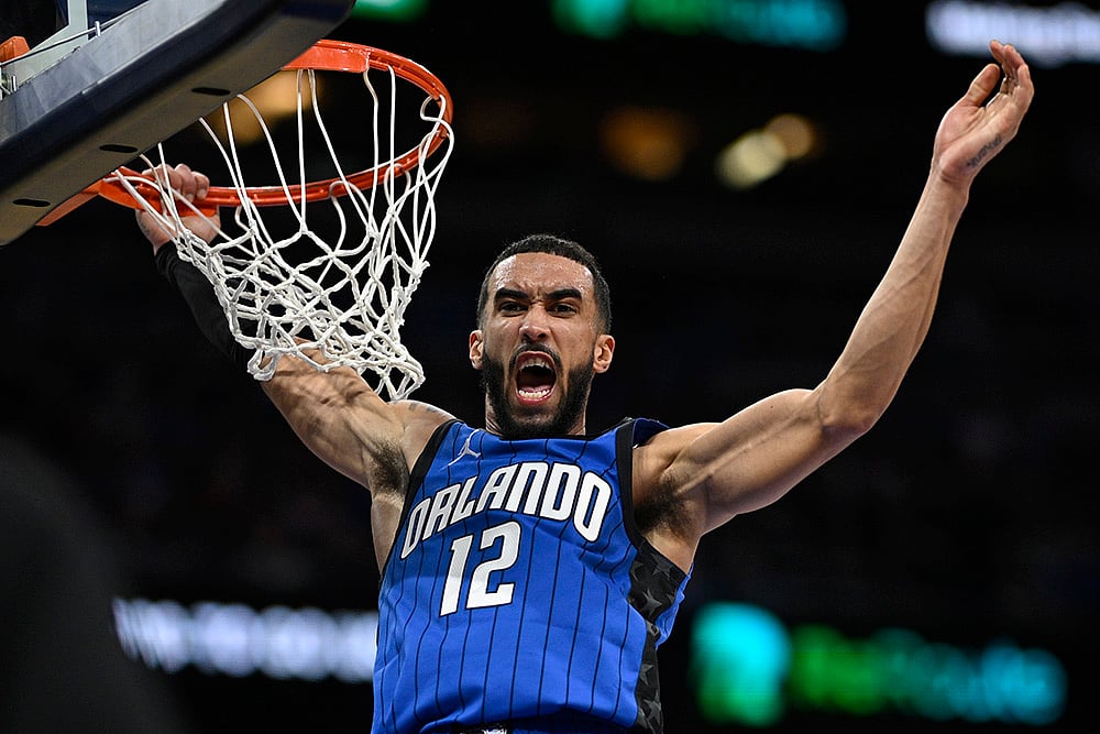 | Photo: AP/Phelan M. Ebenhack : NBA 2024-25: Magic guard Trevelin Queen reacts after dunking