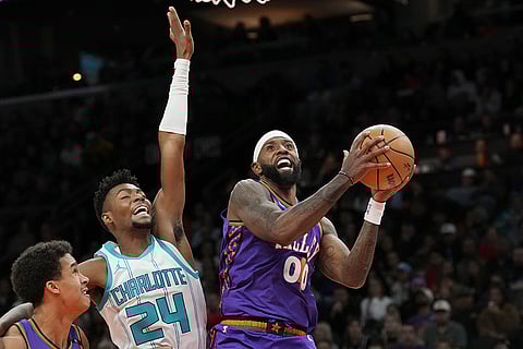 NBA 2024-25: Suns forward Royce O'Neale (00) drives past Hornets forward Brandon Miller