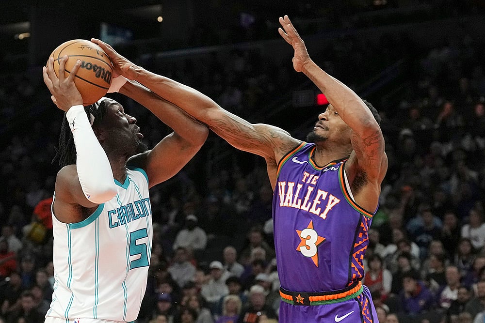 | Photo: AP/Ross D. Franklin : NBA 2024-25: Hornets center Mark Williams (5) goes up to shoot
