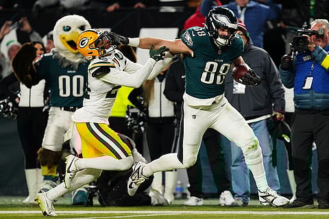 NFL Football Play-off - Packers vs Eagles: Eagles tight end Dallas Goedert (88) stiff arms Packers cornerback Carrington Valentine