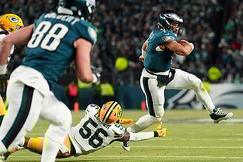 NFL Football Play-off - Packers vs Eagles: Eagles quarterback Jalen Hurts (1) breaks a tackle of Packers linebacker Edgerrin Cooper