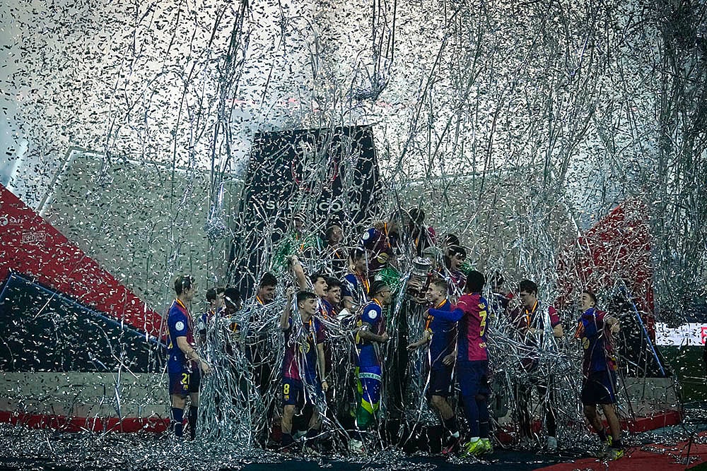 | Photo: AP/Altaf Qadri : Spanish Super Cup 2025 Final: Barcelona players celebrate with their team's trophy