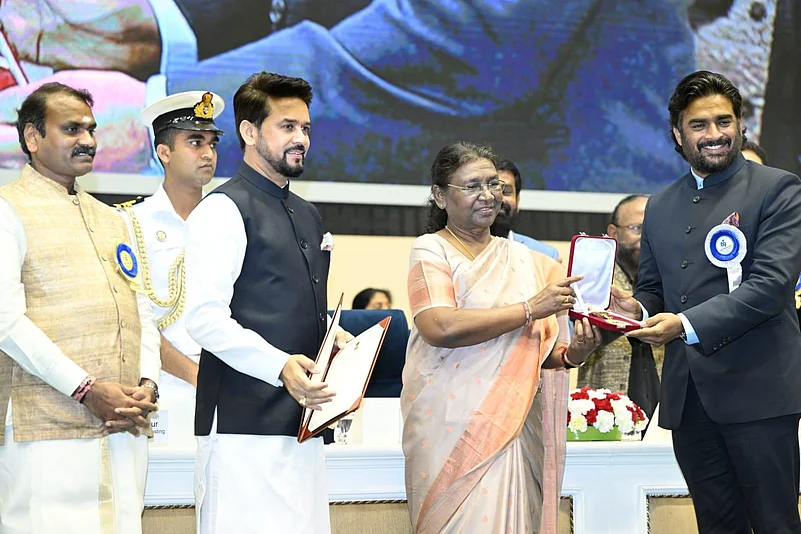 R. Madhavan receiving an award from the President of India Smt. Droupadi Murmu