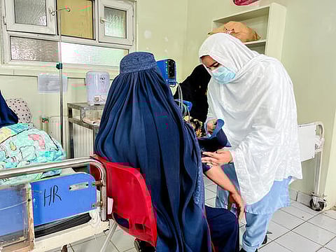 Inpatient ward of Khost Maternity Hospital
An MSF nurse places a blood pressure monitoring cuff strap on a woman’s arm