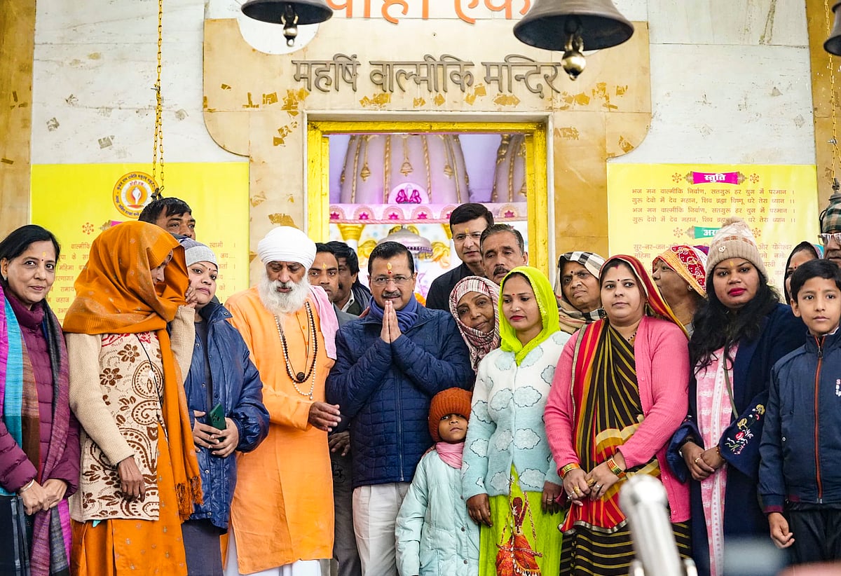Arvind Kejriwal visits temple before filing nomination