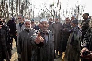 Faisal Bashir/SOPA Images/LightRocket via Getty Images : Kashmiri farmers gather at the under construction Srinagar to raise serious concerns and stage protests over Indian government plans to construct satellite colonies or satellite townships around the Ring Road Highway |