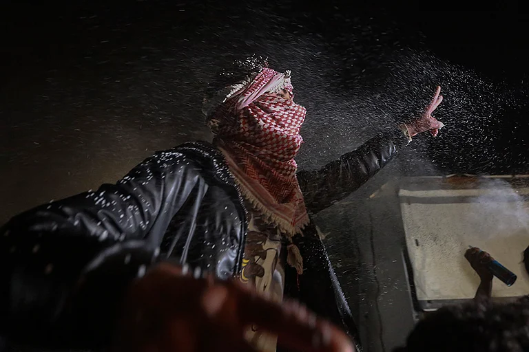 Palestinians celebrate initial agreement of the ceasefire deal between Israeli officials and Hamas. - | Photo: AP/Jehad Alshrafi