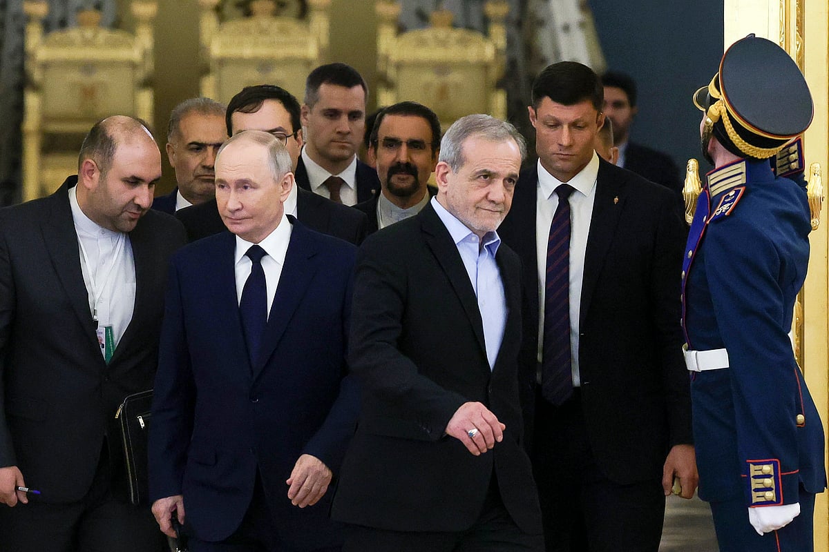 AP : Russian President Vladimir Putin, Iranian President Masoud Pezeshkian